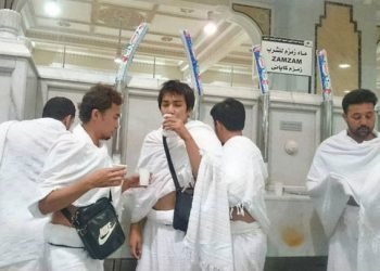 مکہ اور مدینہ منورہ میں آب زم زم کی تقسیم دوبارہ شروع