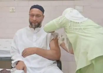 کووی شیلڈ پر اٹھائے تھے سوال ، اویسی نے لگوائے کورونا ٹیکہ