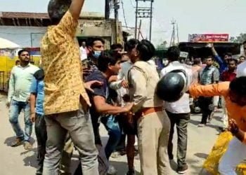 متھرا: آر ایس ایس کارکنان نےپولیس اہلکاروں کودوڑا دوڑا کر پیٹا،داروغہ معطل