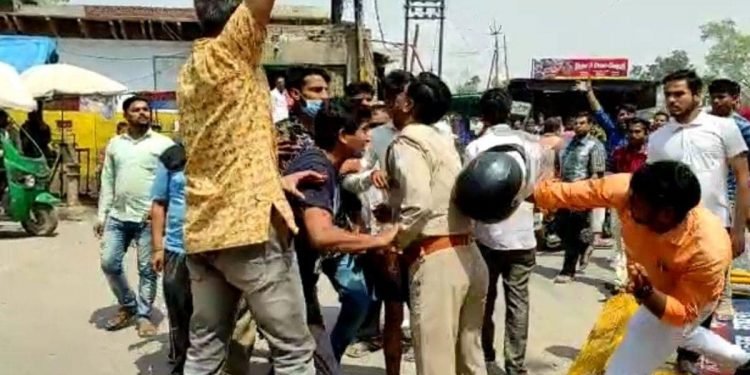 متھرا: آر ایس ایس کارکنان نےپولیس اہلکاروں کودوڑا دوڑا کر پیٹا،داروغہ معطل