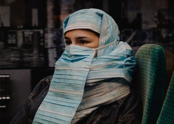 نیدرلینڈ : ماسک کا نقاب پہن کر برقع پر لگی پابندی کے خلاف احتجاج کا نیاطریقہ