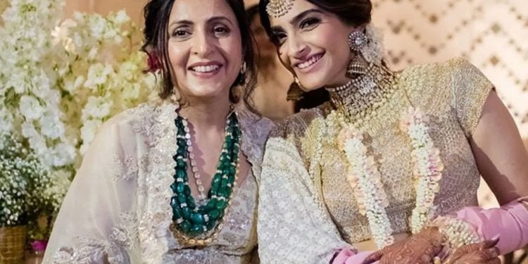 اداکارہ سونم کپور کا اپنی ماں کے لیے محبت بھرا پیغام