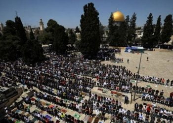 مسجد اقصیٰ میں رمضان المبارک کی پہلی نماز جمعہ میں ہزاروں افراد کی شرکت