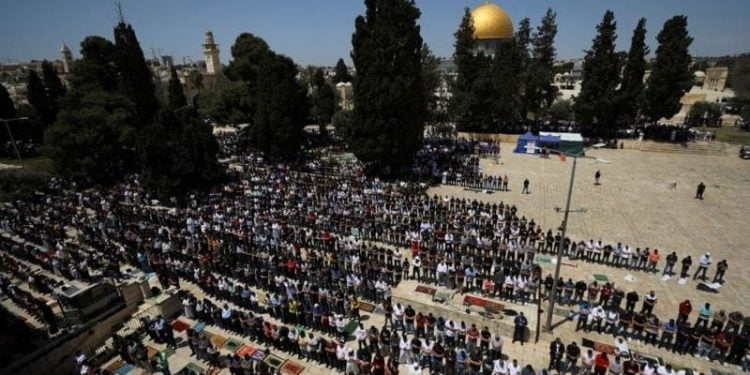 مسجد اقصیٰ میں رمضان المبارک کی پہلی نماز جمعہ میں ہزاروں افراد کی شرکت