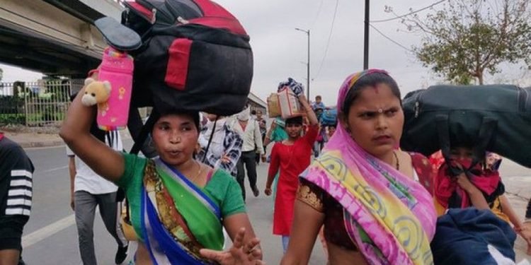 دہلی خالی ہونے لگی !لاک ڈاؤن کے ڈر سے مزدوروں کی گھرواپسی