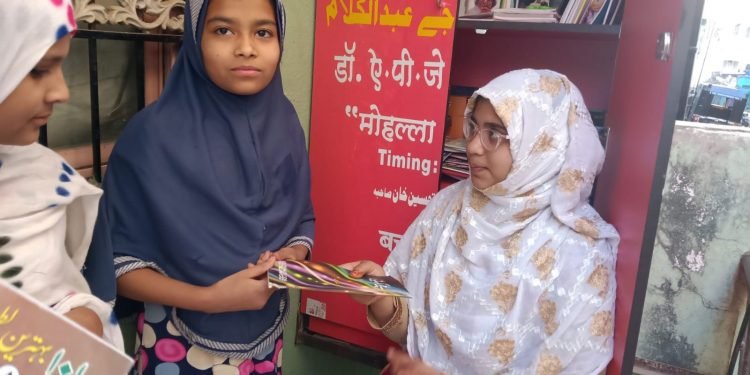 مریم مرزا کی محلہ لائبریاں :تم مجھے پانچ ہزار روپیے دو میں تمہیں ایک لائبریری دوں گی