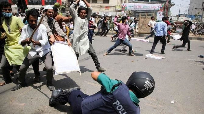 بنگلہ دیش : لاک ڈاؤن سے نالاں لوگوں کا پرتشدد مظاہرہ، پولیس فائرنگ میں 3 افراد زخمی