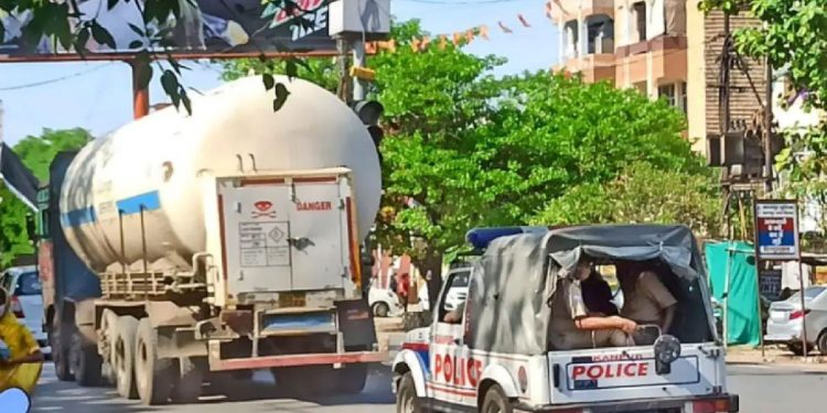 شدید قلت کے درمیان لکھنؤ سے آکسیجن ٹینکر غائب!