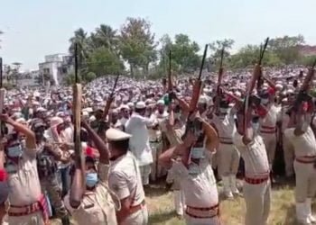 مولانا رحمانی کو گارڈ آف آنر، دس میں صرف چار رائفلیں ہی چلیں