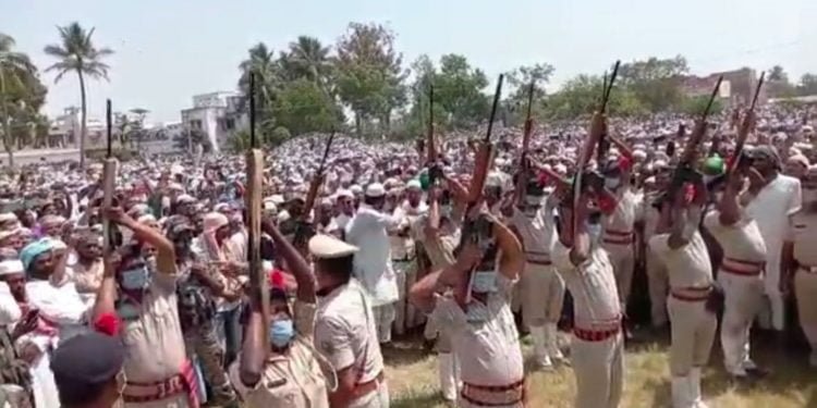 مولانا رحمانی کو گارڈ آف آنر، دس میں صرف چار رائفلیں ہی چلیں