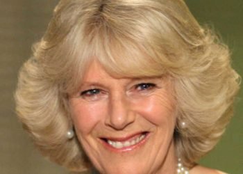 شہزادہ چارلس کی اہلیہ کمیلا پارکر کا لندن میں مسجد کا دورہ