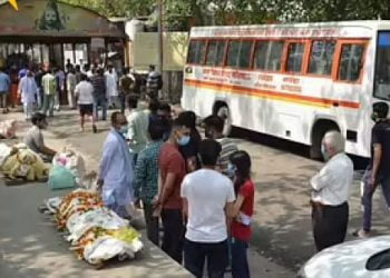 غازی آباد : فٹ پاتھ پرآخری رسومات ، یہ ہے یوپی کی حالت!