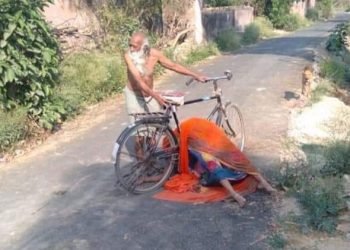 سائیکل پر لاش ڈھوتا یوگی کےسپنوں کا اتر پردیش