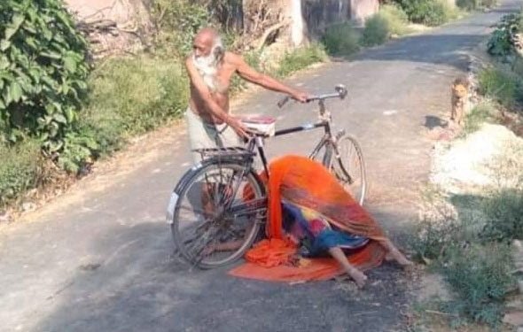 سائیکل پر لاش ڈھوتا یوگی کےسپنوں کا اتر پردیش