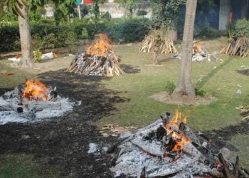 کانپور: ایک دن میں ریکارڈ 476 آخری رسومات، غروب آفتاب کے بعد بھی جلیں چتائیں