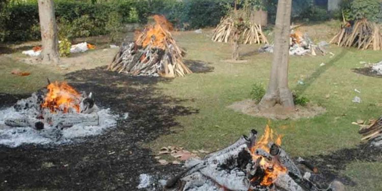 کانپور: ایک دن میں ریکارڈ 476 آخری رسومات، غروب آفتاب کے بعد بھی جلیں چتائیں