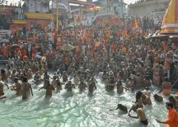 کورونا کے درمیان مہاکمبھ میں تقریباً 20 لاکھ لوگوں نے اشنان کیا