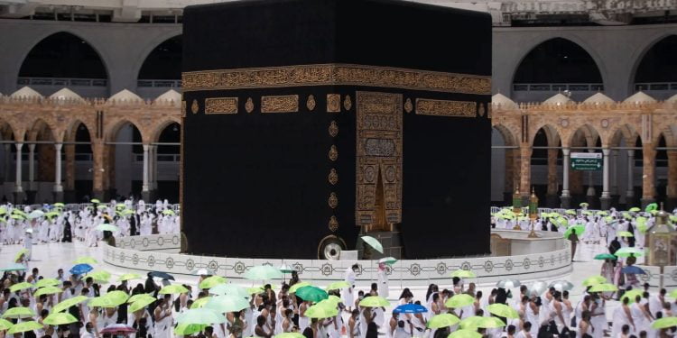 صحن مطاف سبز چھتریوں سے باغیچے کا منظر پیش کرنے لگا