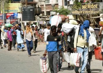 لاک ڈاؤن کا ڈر :پھر سر پھر گٹھری لئےبڑے شہروں سے چل پڑے مزدور