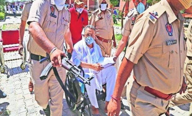 پیشی پر ہنگامہ ! پرائیویٹ ایمبولینس سےعدالت پہنچے مختار انصاری