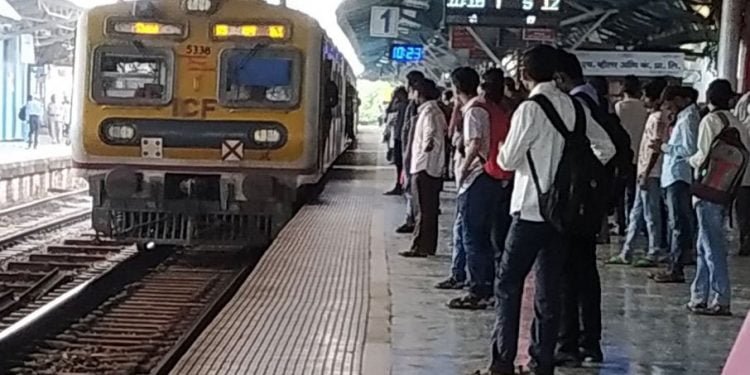 مہاراشٹر: لاک ڈاؤن کے ڈر سے مزدور چلے اپنے گھر