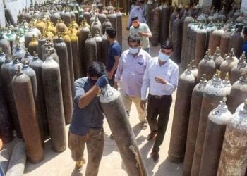 دہلی ہائی کورٹ کی مرکز کو پھٹکار! ہزاروں لوگ مررہے ہیں اور آپ کی ترجیجات میں اسٹیل پلانٹ ؟