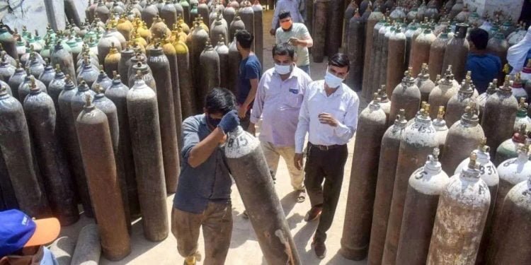 دہلی ہائی کورٹ کی مرکز کو پھٹکار! ہزاروں لوگ مررہے ہیں اور آپ کی ترجیجات میں اسٹیل پلانٹ ؟