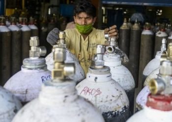 لکھنؤ : عوام آکسیجن سلنڈر 35 ہزارمیں خریدنے پر مجبور
