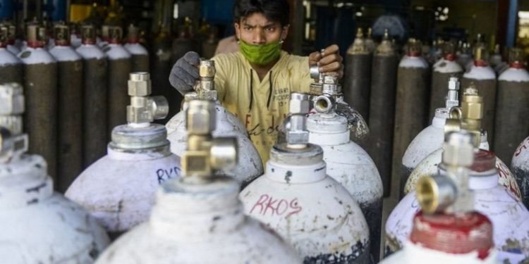 لکھنؤ : عوام آکسیجن سلنڈر 35 ہزارمیں خریدنے پر مجبور