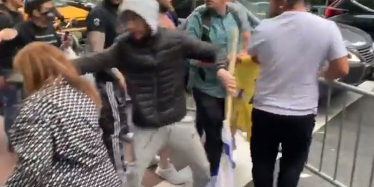 نیویارک: احتجاج کے دوران فلسطینی،اسرائیلی حامیوں میں تصادم