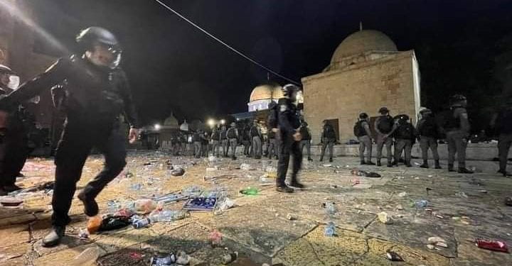 مسجد اقصی میں نمازیوں پر صیہونی پولیس کا تشدد،دو فلسطینی شہید ،سیکڑوں زخمی