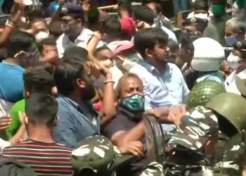ناردا اسٹنگ کیس میں کارروائی کے بعد ہنگامہ، دھرنے پر ممتا