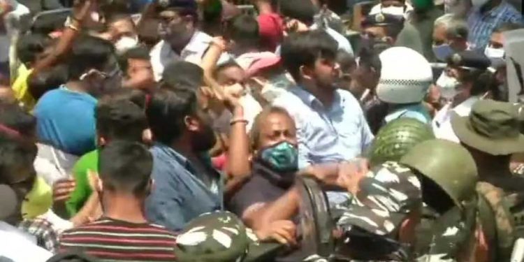 ناردا اسٹنگ کیس میں کارروائی کے بعد ہنگامہ، دھرنے پر ممتا