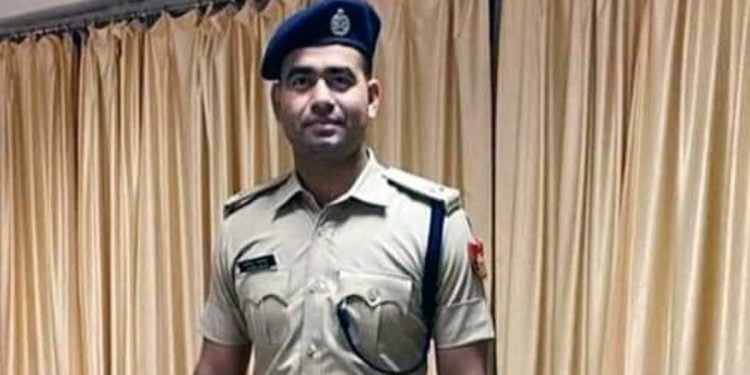 قابل تقلید!دس سال کی کڑی محنت نے فیروز کو کانسٹیبل سے اے سی پی بنایا