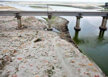 بارش کے بعد گنگا ریت میں دبی لاشیں اگلنے لگی
