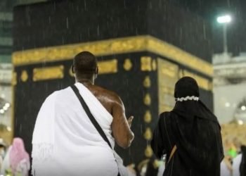 باران رحمت میں معتمرین کی بیت اللہ میں عبادت کے دل کو چھو لینے والا منظر