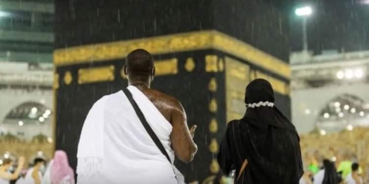 باران رحمت میں معتمرین کی بیت اللہ میں عبادت کے دل کو چھو لینے والا منظر