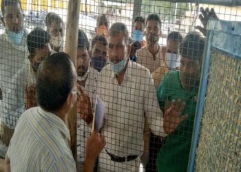 یوپی پنچایت انتخابات کے لیے ووٹ شماری جاری، کورونا گائڈ لائن کی اڑی دھجیاں