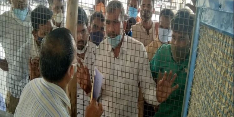 یوپی پنچایت انتخابات کے لیے ووٹ شماری جاری، کورونا گائڈ لائن کی اڑی دھجیاں