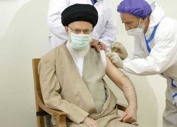 آیت اللہ خامنہ ای نے ایران کی تیار کردہ کورونا ویکسین لگوالی