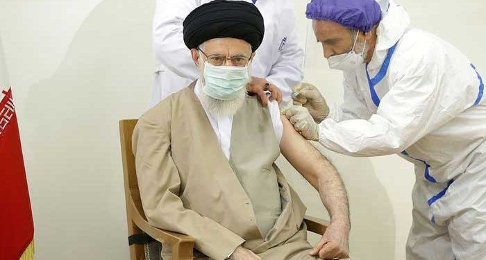 آیت اللہ خامنہ ای نے ایران کی تیار کردہ کورونا ویکسین لگوالی