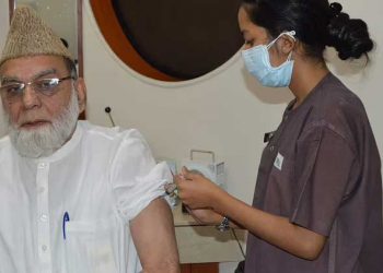 دہلی :شاہی جامع مسجد کے امام احمد بخاری نے کورونا کا پہلا ٹیکہ لگوایا