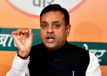 لائیو ڈبیٹ میں گیسٹ نے پاترا کو بے شرم کہہ دیا تو ہوگئے لال