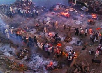 کورونا میں قتل عام، ابھی لاشیں کہاں شمار کیں: رویش کمار