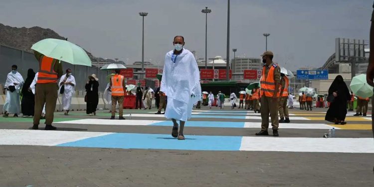 مناسک حج کے پہلے روز عازمین حج وادی منیٰ میں