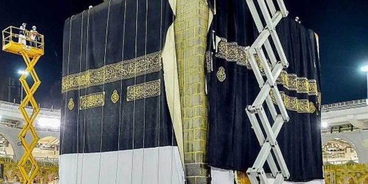 کعبۃ اللہ نے نیا غلاف اوڑھ لیا