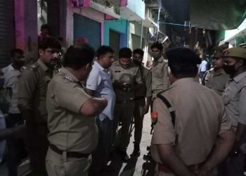 یہ یوپی ہے!سنگھ کارکن کو تھپڑ مارنے والے معطل داروغہ کی بھرے بازار میں پٹائی