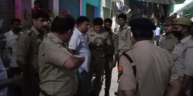 یہ یوپی ہے!سنگھ کارکن کو تھپڑ مارنے والے معطل داروغہ کی بھرے بازار میں پٹائی