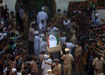 شہنشاہ جذبات دلیپ کمار سپردِ خاک، سائرہ بانو نے قبرستان پہنچ کرکیا آخری سلام