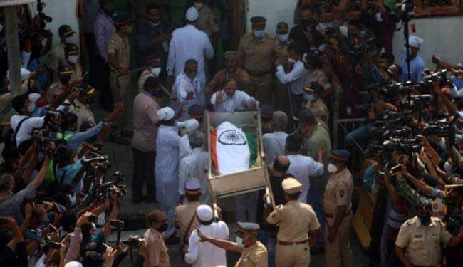 شہنشاہ جذبات دلیپ کمار سپردِ خاک، سائرہ بانو نے قبرستان پہنچ کرکیا آخری سلام